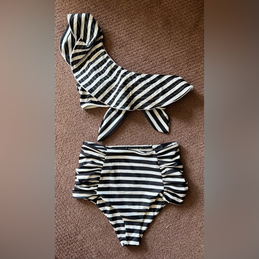 Striped Print Ruffle Split swimsuit (2piece)